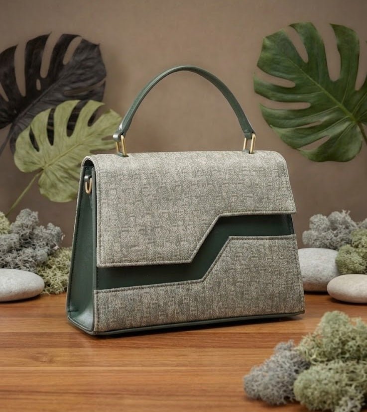 Elegant Textured Flap Handbag for Women | Chic & Versatile Everyday Bag